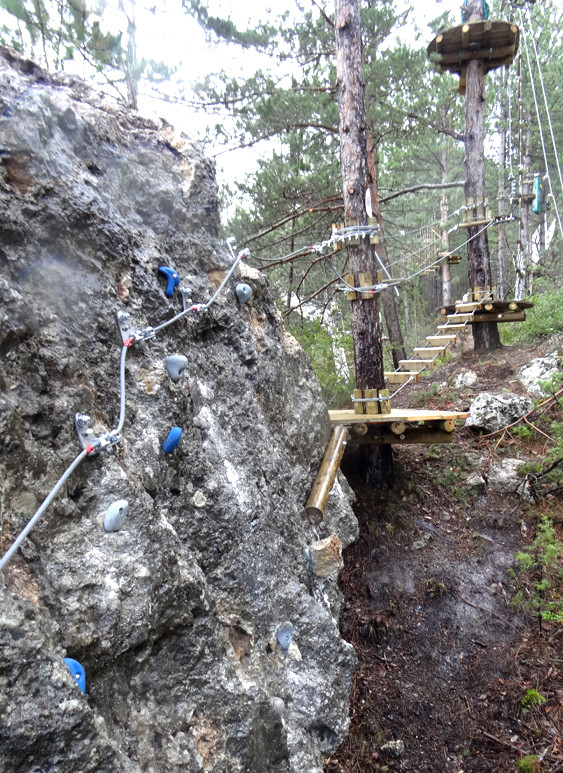 Construction of rope courses and tree top adventure park